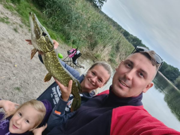 Kornelia i Dawid Jastrzembscy rodzinnie na rybach